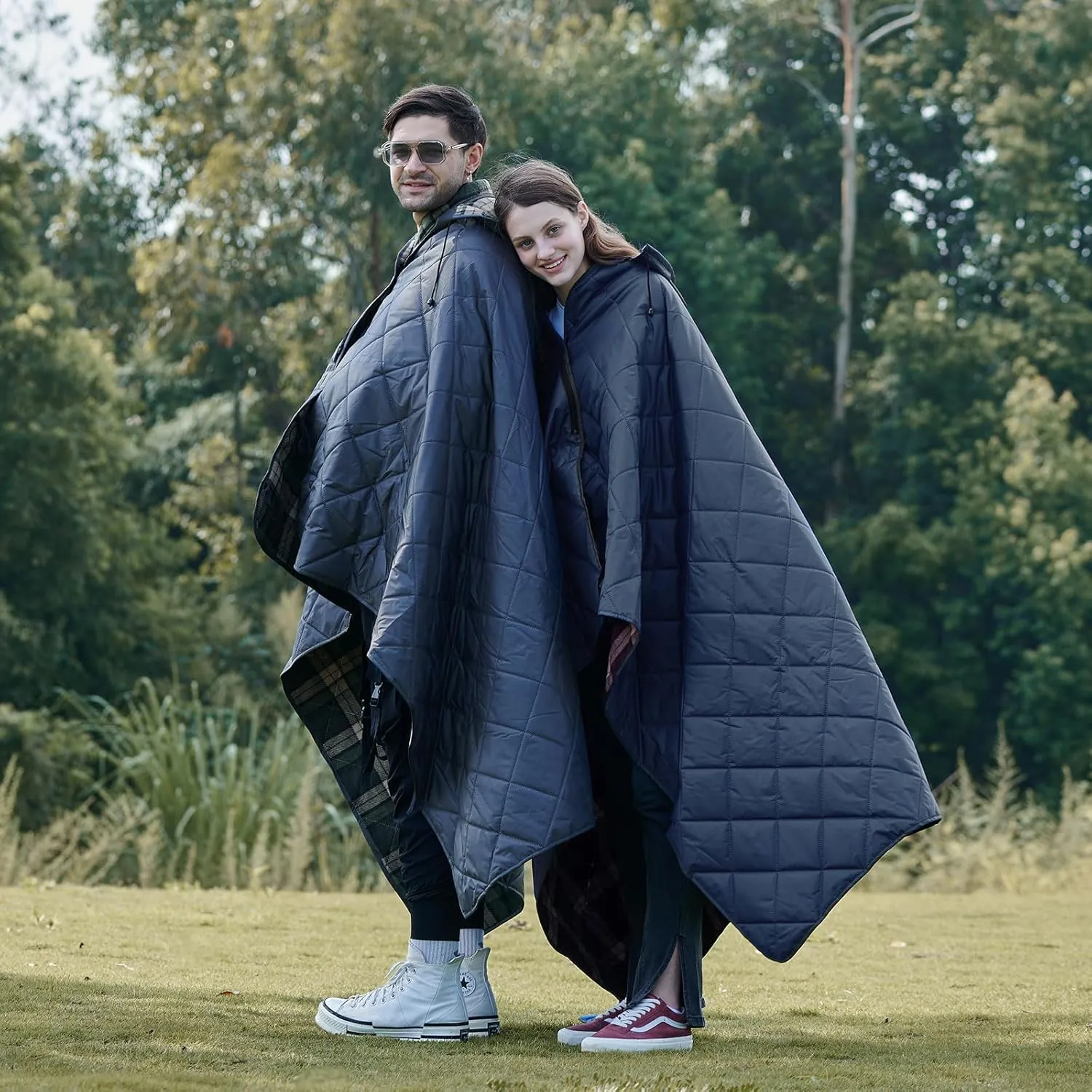 DUKUSEEK Waterproof Stadium Blanket, Hooded Outdoor Blankets Waterproof Windproof for Cold Weather, Emergency Warm Blanket with Quilted Cotton and Thick Fleece for Picnic, Camping, Outdoor Sports